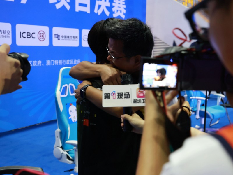 小白奪冠，師傅黃教練忍不住淚灑現(xiàn)場(chǎng)